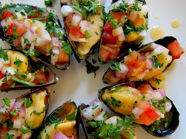 Peruvian Steamed Mussels a La Chalaca