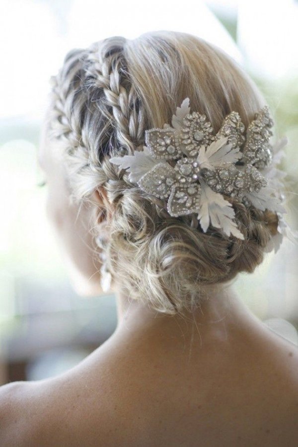 hair,bridal accessory,bridal veil,clothing,hairstyle,