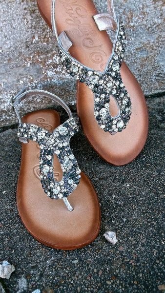 footwear,shoe,leg,jewellery,fashion accessory,