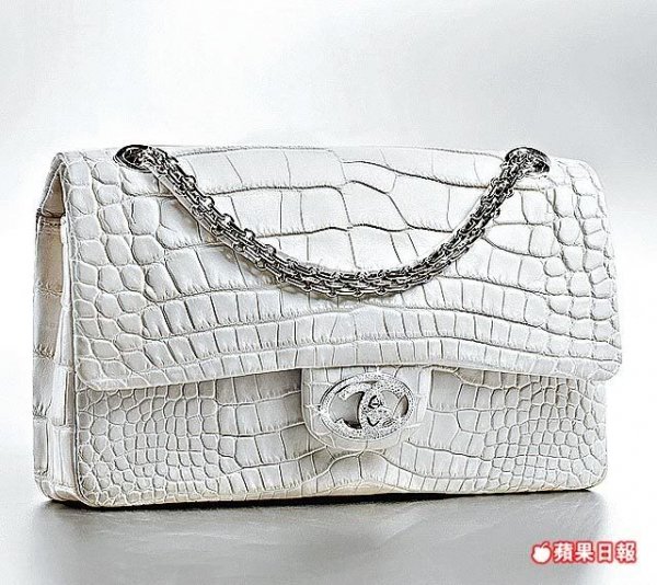 Karl Lagerfeld's Newest Chanel Bag Looks Like A Hula-Hoop, Y'All (PHOTOS)