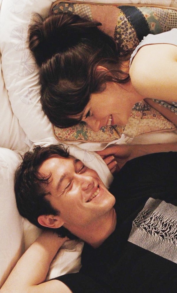 Zooey Deschanel & Joseph Gordon-Levitt in "500 Days of Summer"