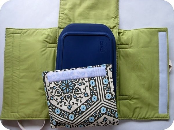 Insulated Casserole Carrier with Matching Oven Mitt/pot Holders