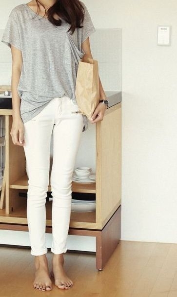 Grey T-shirt & White Jeans for Casual Summer Days