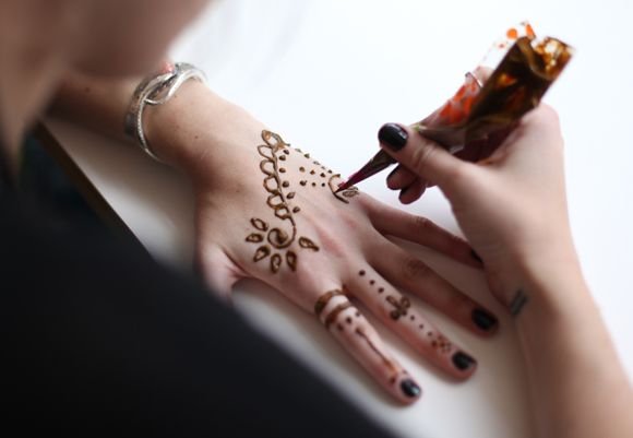 Tutorial on How to Use the Temporary Henna Tattoo Sets from Free People