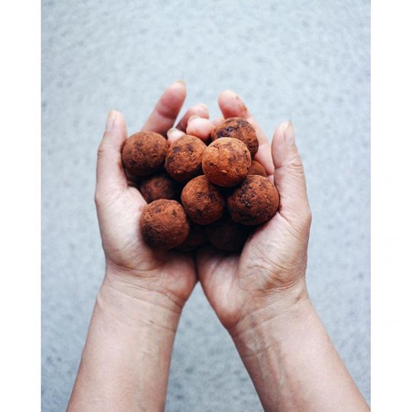 mushroom, edible mushroom, produce, hand, finger,