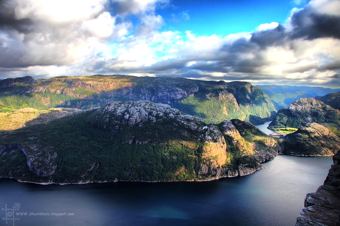 Stand on Preikestolen