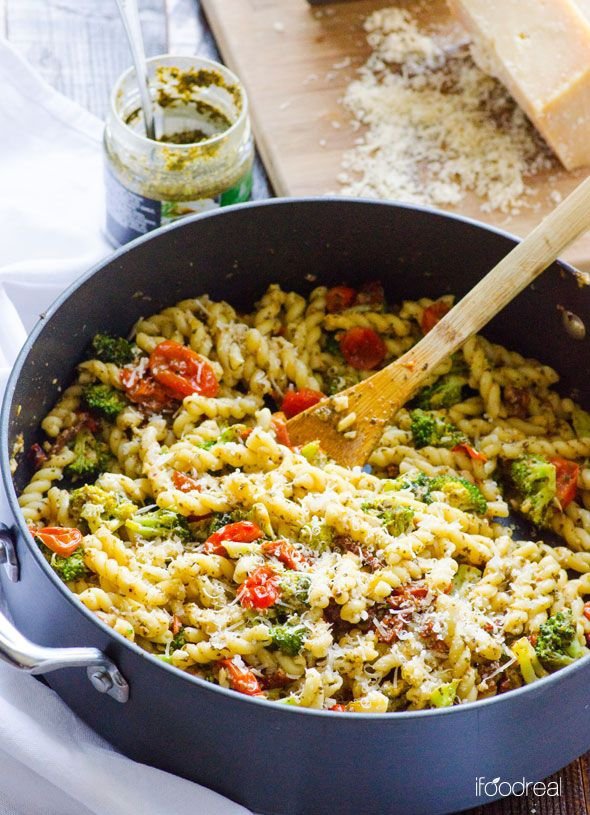 Healthy Pesto Tomato and Broccoli Pasta