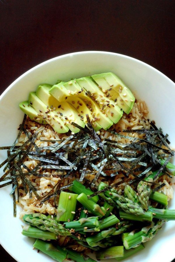 Sushi Bowl with Asparagus and Avocado