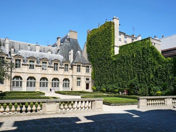 Hôtel De Sully