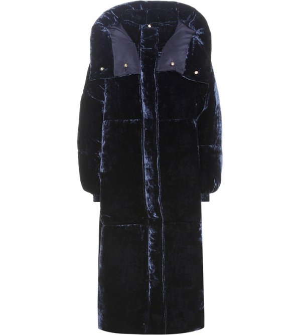 clothing, hood, coat, outerwear, fur,