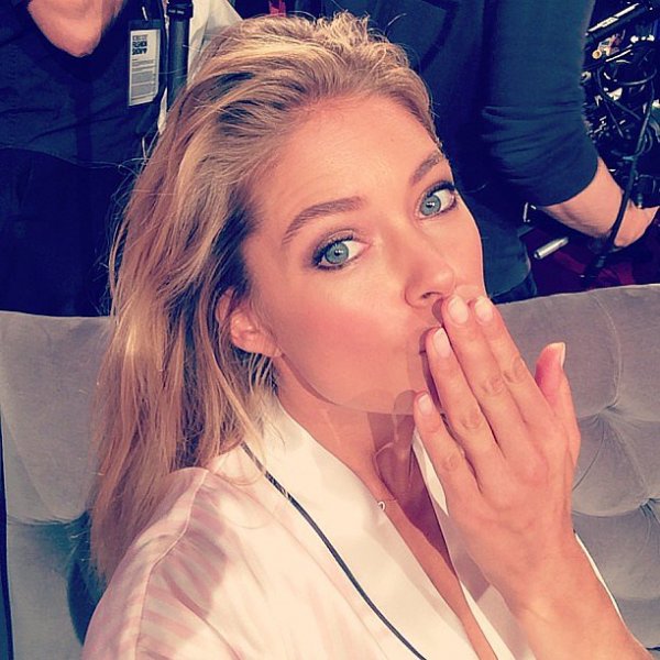 @doutzen blows a kiss