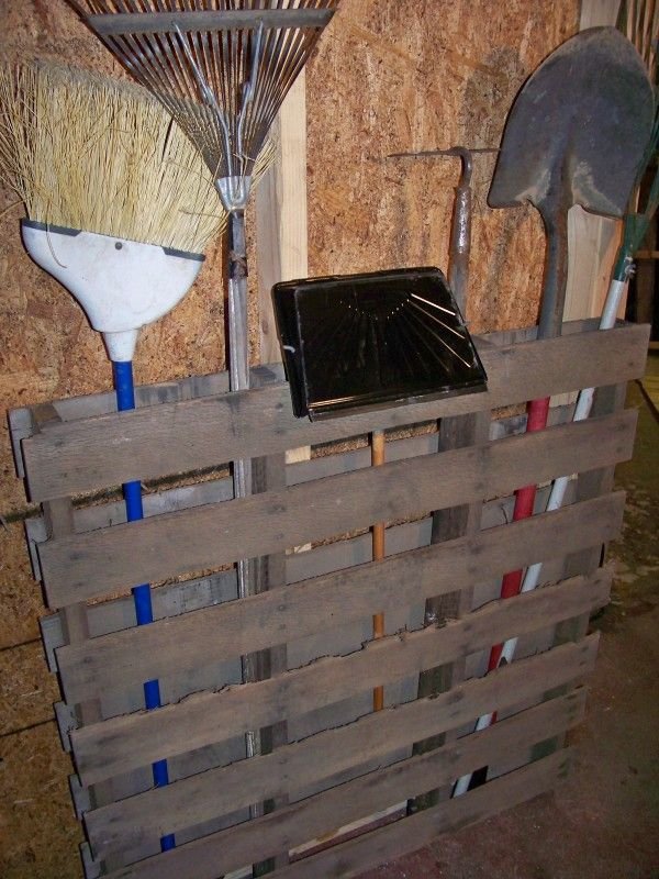 Organize Garden Tools by Using a Pallet