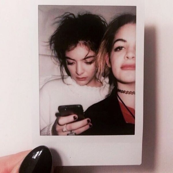 Dare to Go Bare with Inspiration from Lorde's Makeup-free Selfies ...