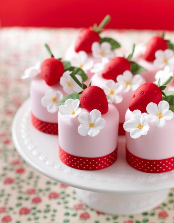 Mini Strawberry Cakes