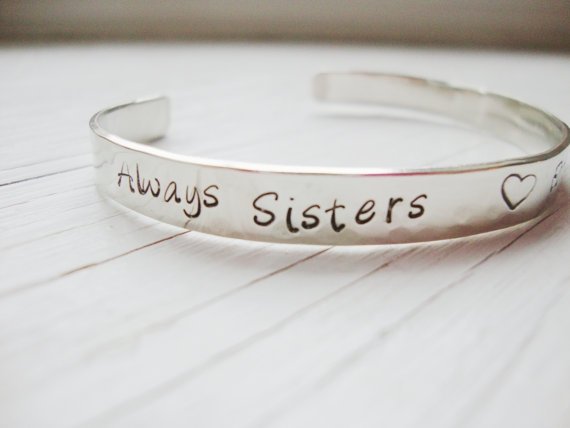 bangle,jewellery,bracelet,fashion accessory,silver,