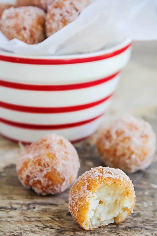 fried food, meatball, arancini, powdered sugar, fritter,