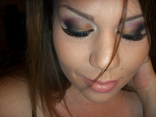 Encircle Eye with Lighter Eyeshadow