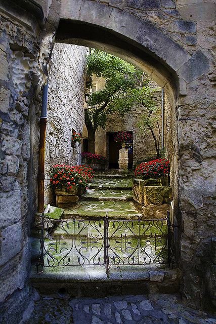 Find Your Way around the Ruins of a Medieval Castle