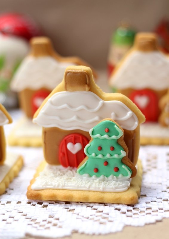 food,gingerbread house,gingerbread,dessert,dish,