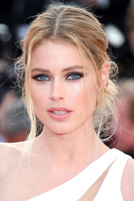 Doutzen Kroes' Smokey Eyes and Messy Chignon