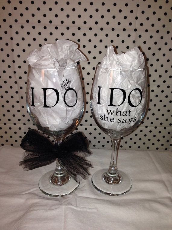 wine glass,stemware,glass,drinkware,material,