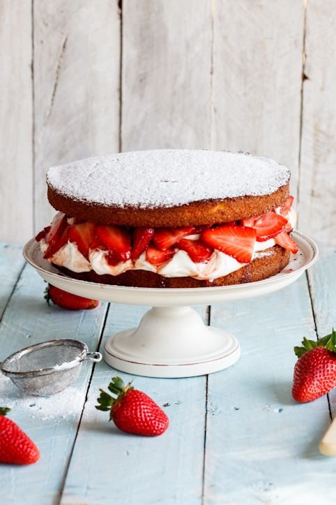 Boozy Strawberry & Cream Cake