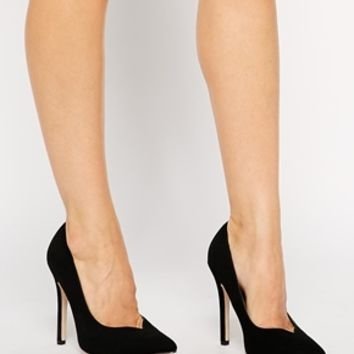 footwear,shoe,leg,high heeled footwear,leather,