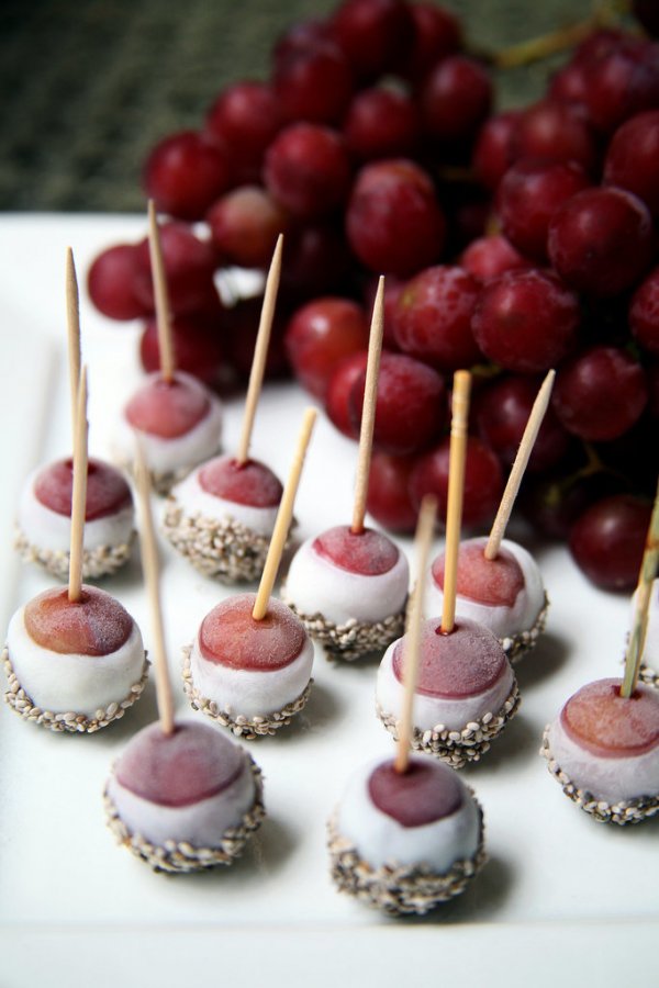 Yoghurt- and Chia-Covered Frozen Grapes