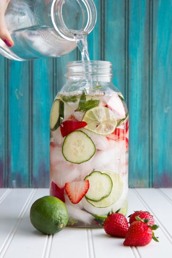 Agua de fresa, lima, pepino y menta