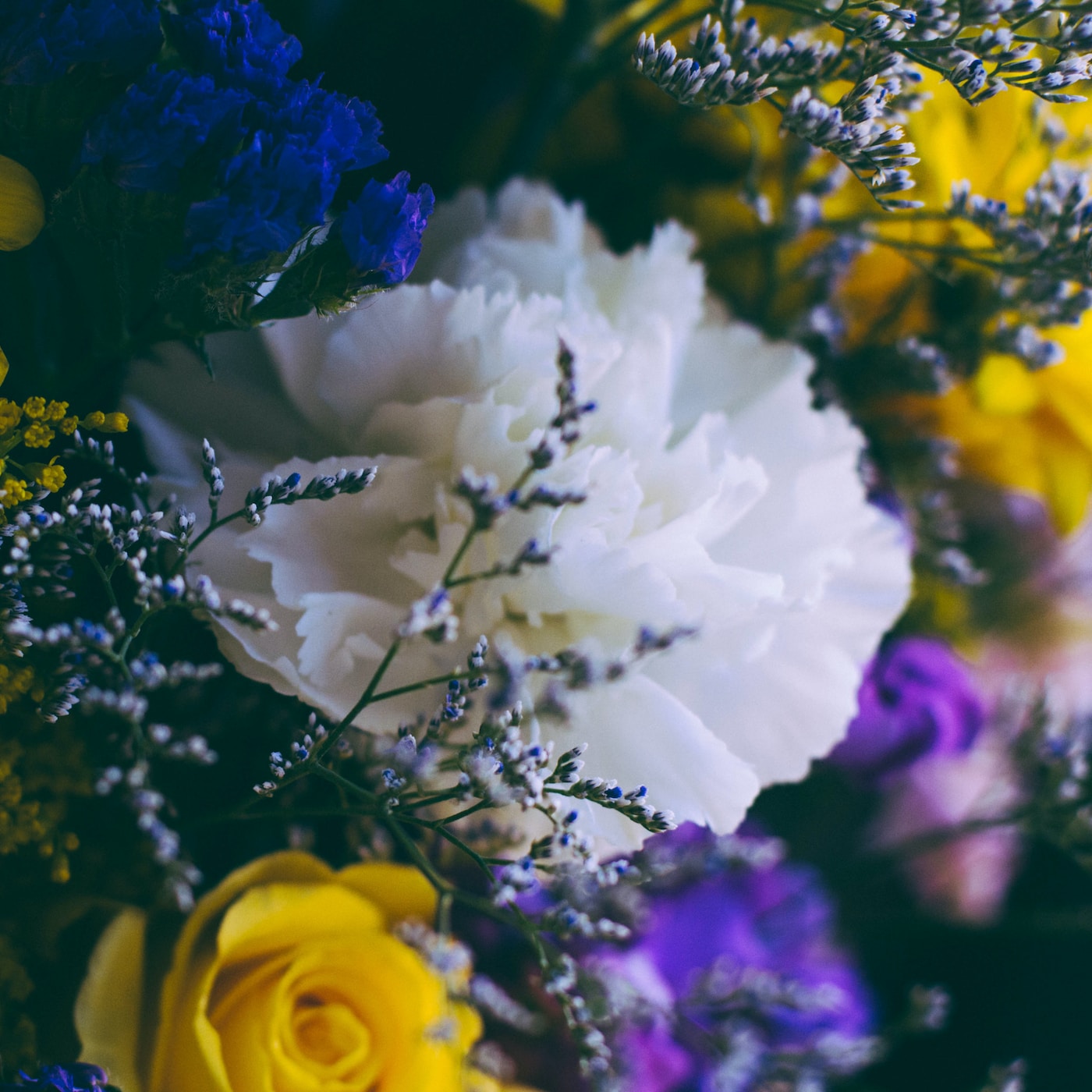 7 Alternatives to a Floral Wedding Bouquet ...