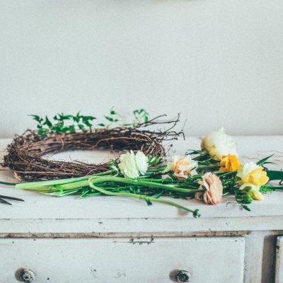 Greet Your Guests with a Springtime Wreath for Your Front Door ...