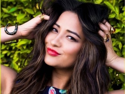 7 Celebs from Pretty Little Liars Who Love to Live-Tweet during the Show ...