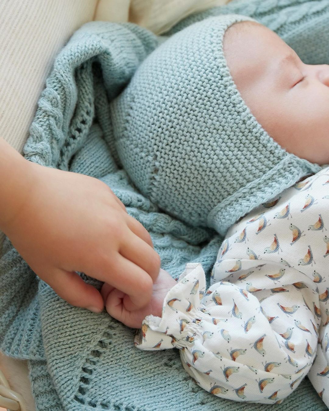 7 Reasons Why Moms Love the Momcozy CocoSway Baby Swing