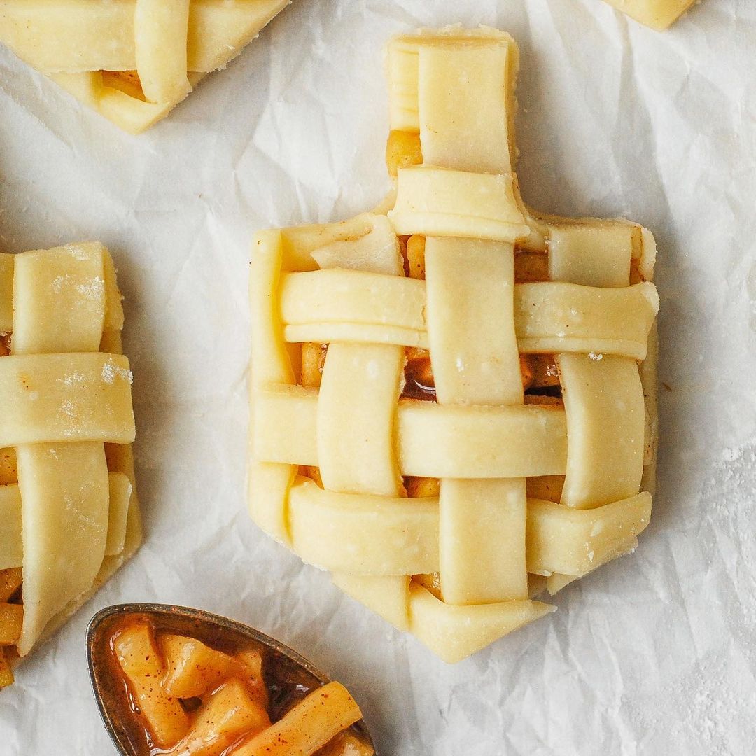 16 Lovely Hanukkah Table Settings to Help You Celebrate ...