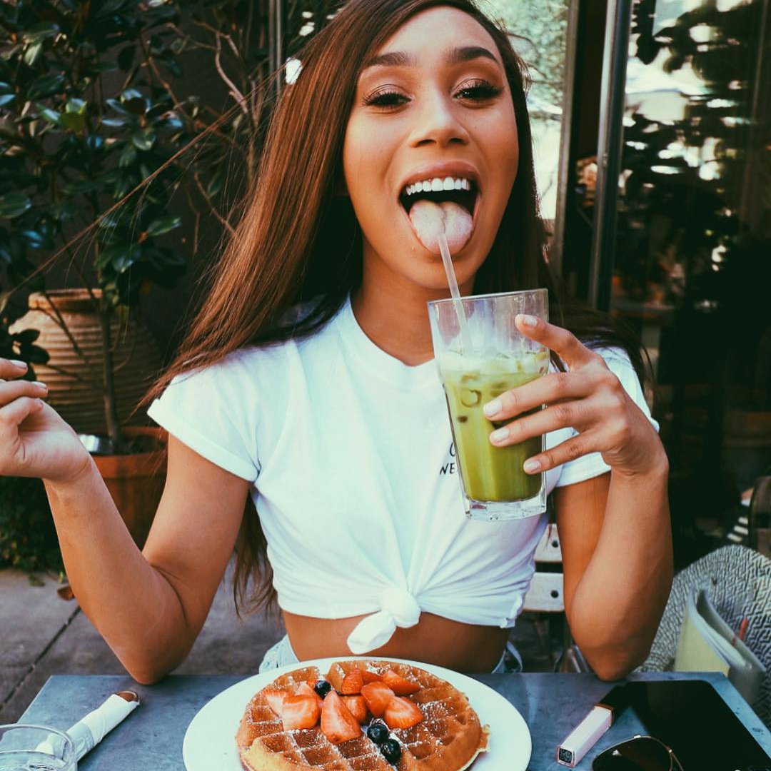 5 Reasons Why You Shouldn't Be Scared to Eat What You Want on a First Date ...