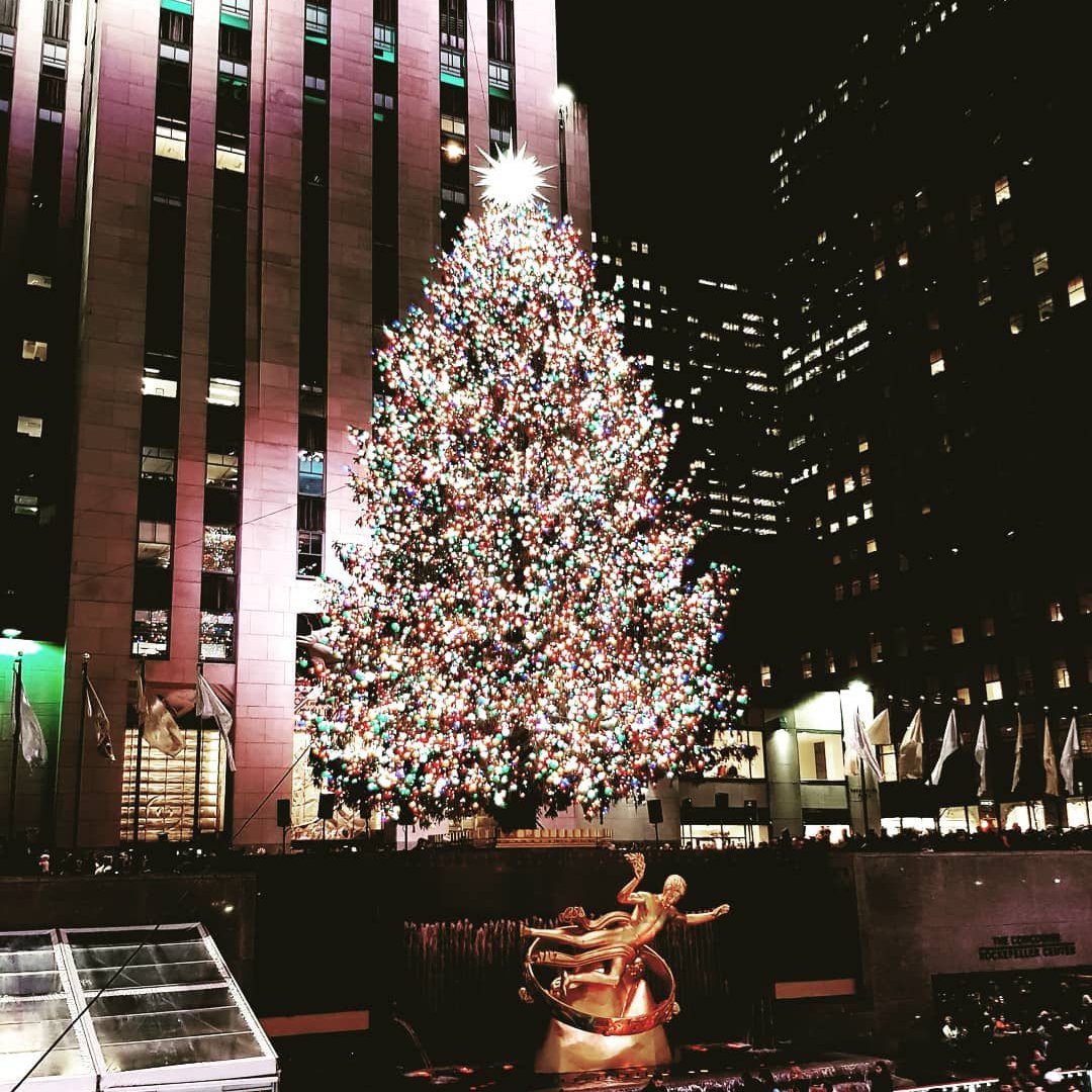 iPhone wallpaper - New York Christmas giant ornaments radio city