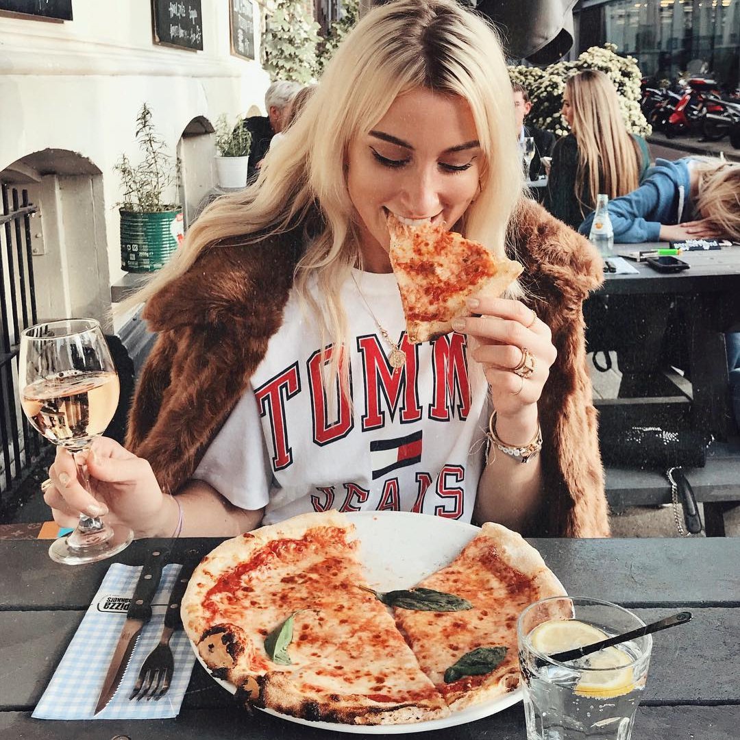 Awesome Reasons to Eat Alone for Girls Feeling Bad about Flying Solo ...