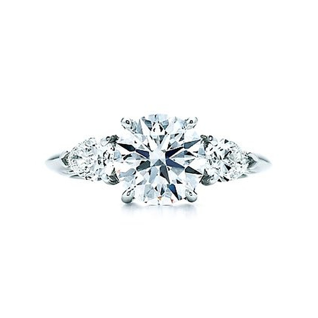 Round Brilliant with Pear-shaped Side Stones